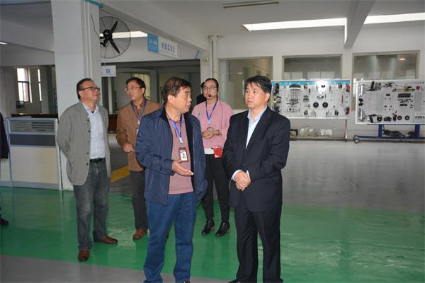 韩市长参观学院实训车间