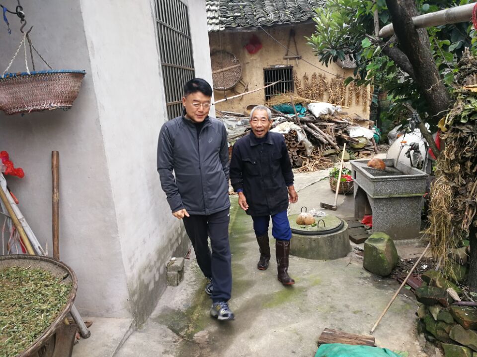 校领导与扶贫户交谈