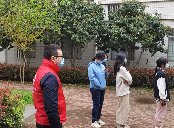 胡轶校内.jpg