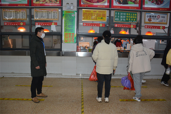 张贤超参与食堂值勤.jpg