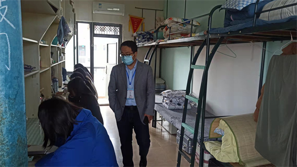 王勇下沉宿舍督促学生养成良好的作息习惯.jpg
