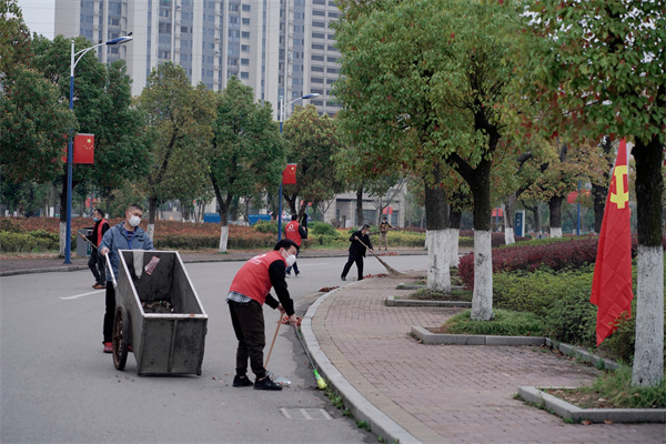 汪春杰正在校园清扫道路.jpg