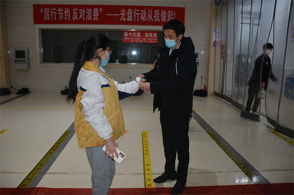 方志远正在给学生测温.jpg