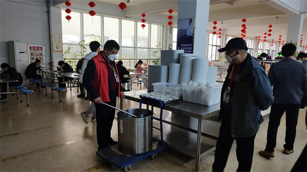 张少勇在食堂值勤1.jpg