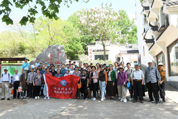 4月20日，我校工会组织退休教师走进丫山花海石林，感受牡丹花开动京城的国色天香和穿行石海迷林的自然趣味。.jpg