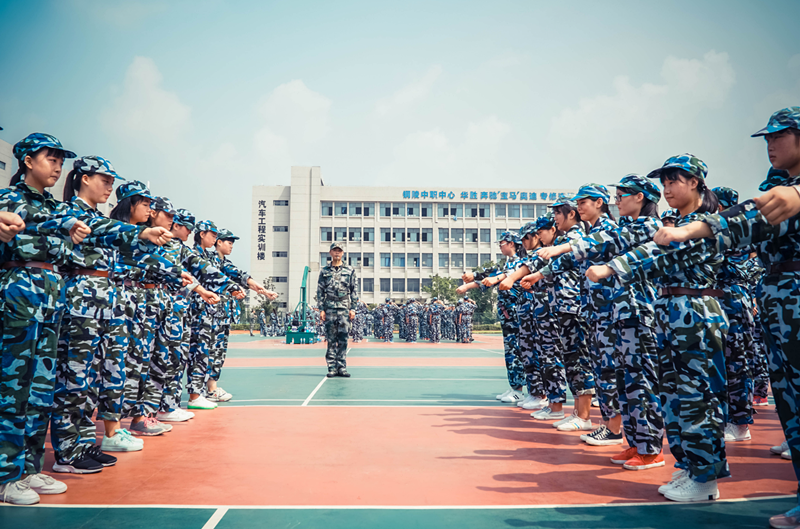 《军训缔结友谊花 携手共建军校情1》+铜陵理工学校王熙+13225628710_副本.png